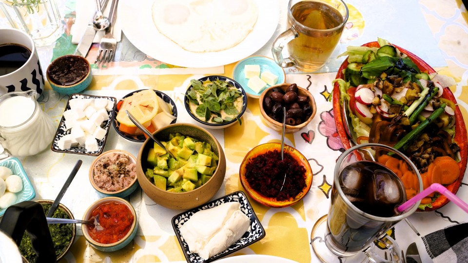 מתחם של שלושה חדרים זוגיים עם מטבח ואזור ישיבה 1
