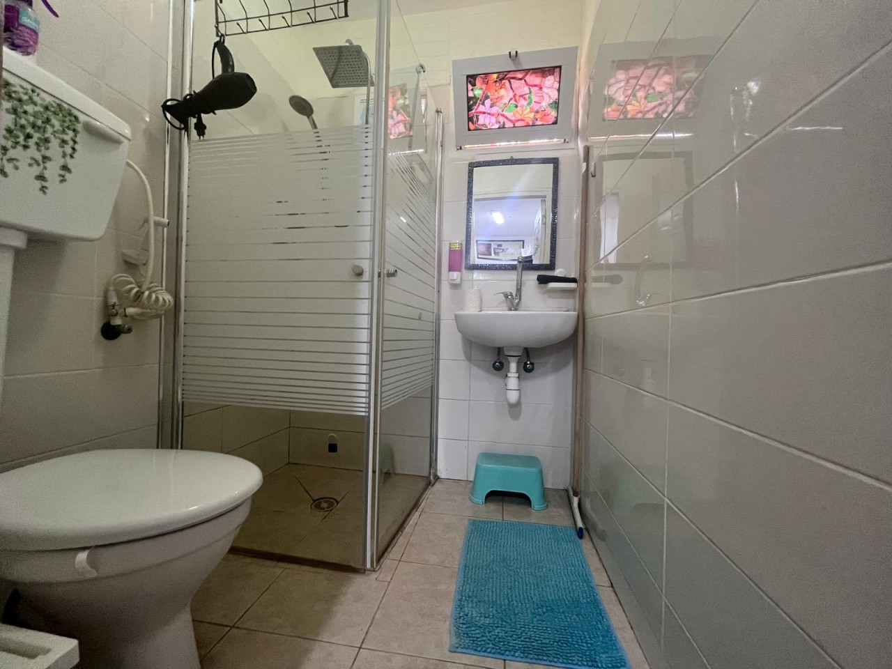 מתחם של שלושה חדרים זוגיים עם מטבח ואזור ישיבה 2