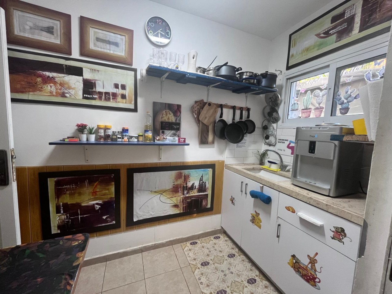 מתחם של שלושה חדרים זוגיים עם מטבח ואזור ישיבה 3