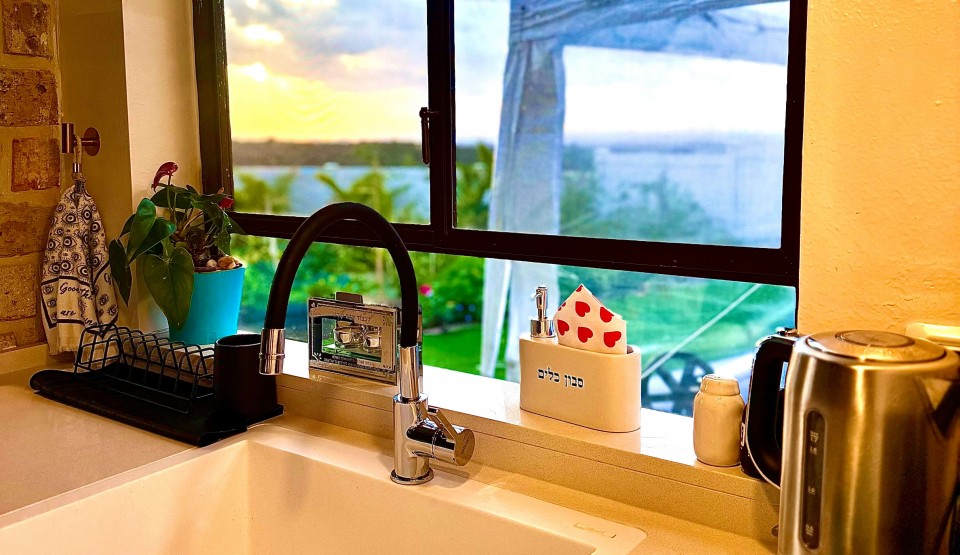 מטבחון מעוצב ומאובזר בסוויטה גלילית, עם פרטי נוחות מוקפדים, חלון הפונה לנוף ירוק פתוח ואור טבעי שמכניס את החוץ פנימה. שילוב מושלם של פונקציונליות, אסתטיקה וחוויית אירוח בוטיק זוגית ויוקרתית.