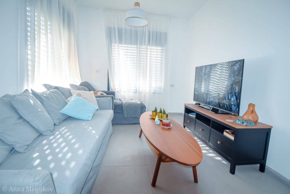 סלון מעוצב ומאובזר כולל ערוצים בתשלום