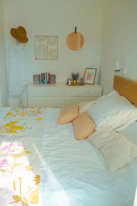 חדר שינה מאובזר וספרים לשעות הפנאי